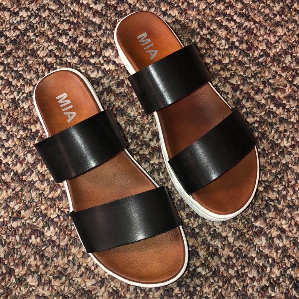 MIA Saige Black Flatform Sandals // Brand New